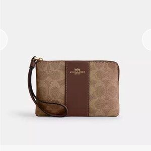 /Corner Zip Wristlet
In Signature Canvas With Stripe- New